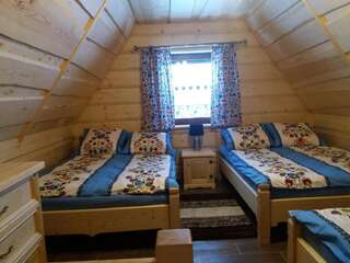 Лоджи Domki Podwiatracze Krajno Pierwsze Семейный двухуровневый номер с видом на горы-8