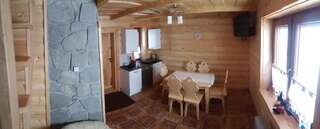 Лоджи Domki Podwiatracze Krajno Pierwsze Семейный двухуровневый номер с видом на горы-13