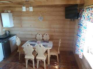 Лоджи Domki Podwiatracze Krajno Pierwsze Семейный двухуровневый номер с видом на горы-23