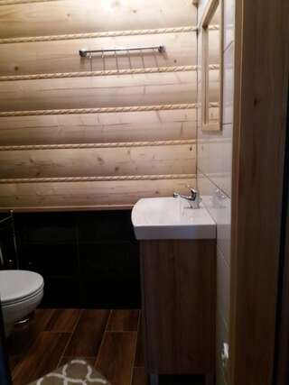 Лоджи Domki Podwiatracze Krajno Pierwsze Семейный двухуровневый номер с видом на горы-35